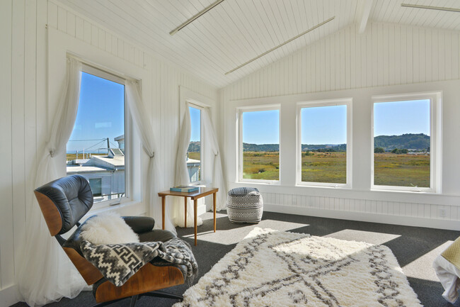 master bedroom sitting area - 58 Greenbrae Boardwalk