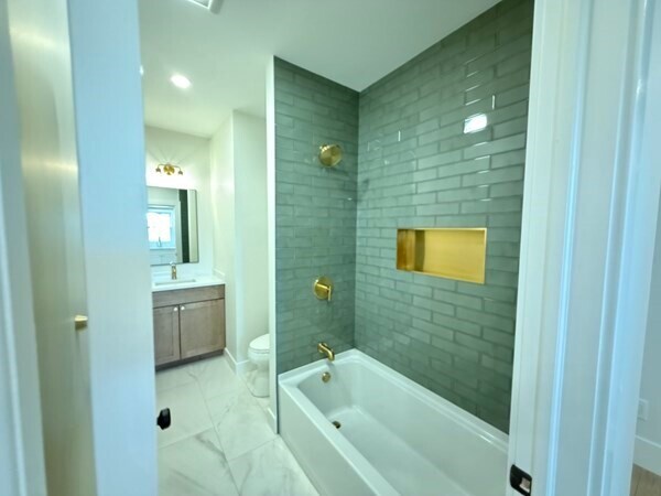 Baño del primer piso - 7 Bennett St