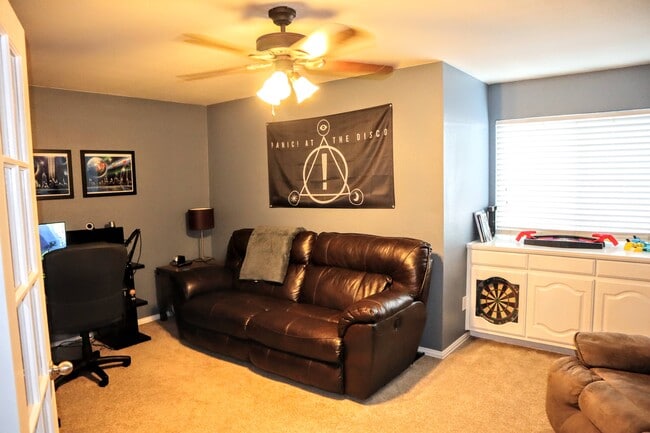 Building Photo - 8500 Twin Oaks Dr