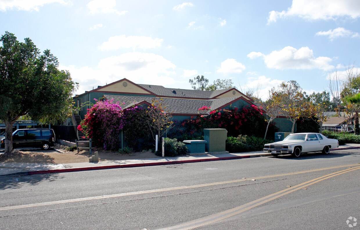 Building Photo - 363-379 Autumn Dr