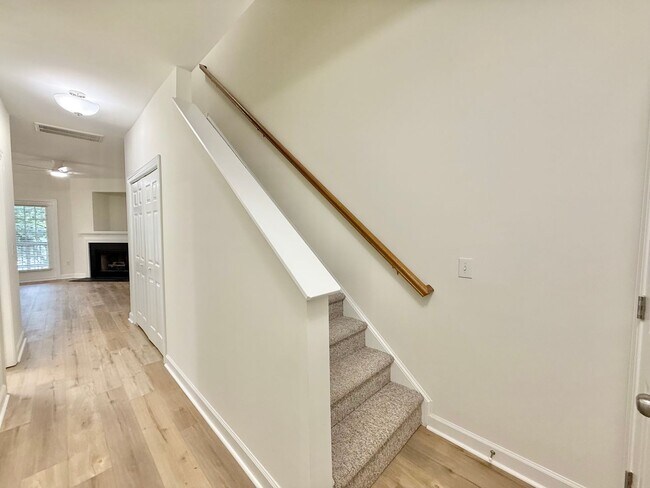 Foto del edificio - Newly Remodeled 3BD, 3BA Raleigh Townhome ...
