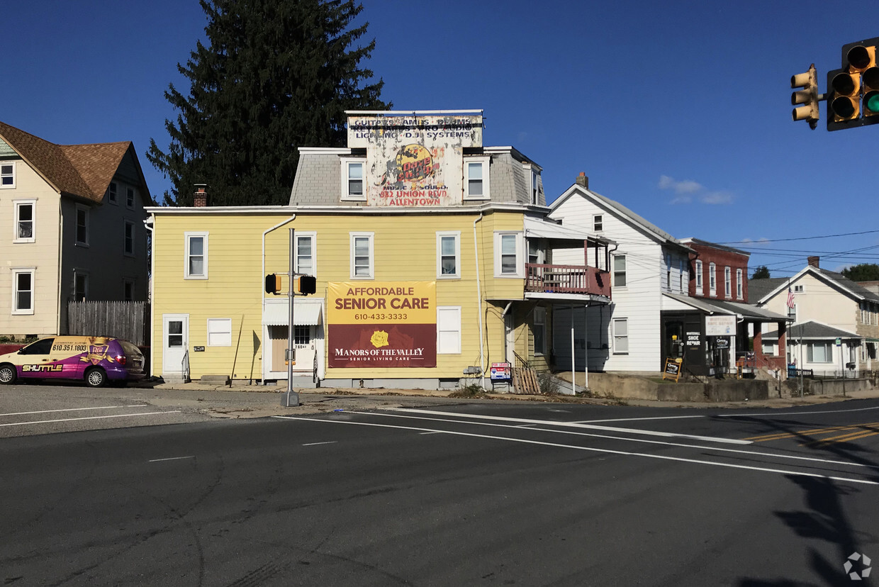 Building Photo - 760 3rd St