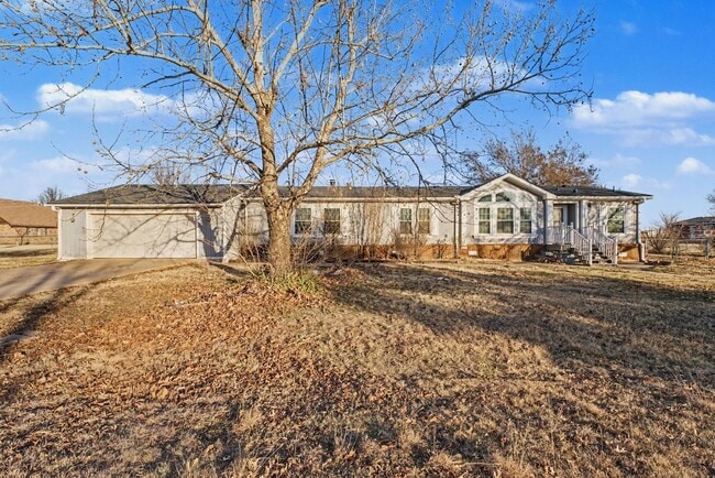 Foto del edificio - 3-Bed Home with Fireplace, Fenced Yard & Flexible Living Space