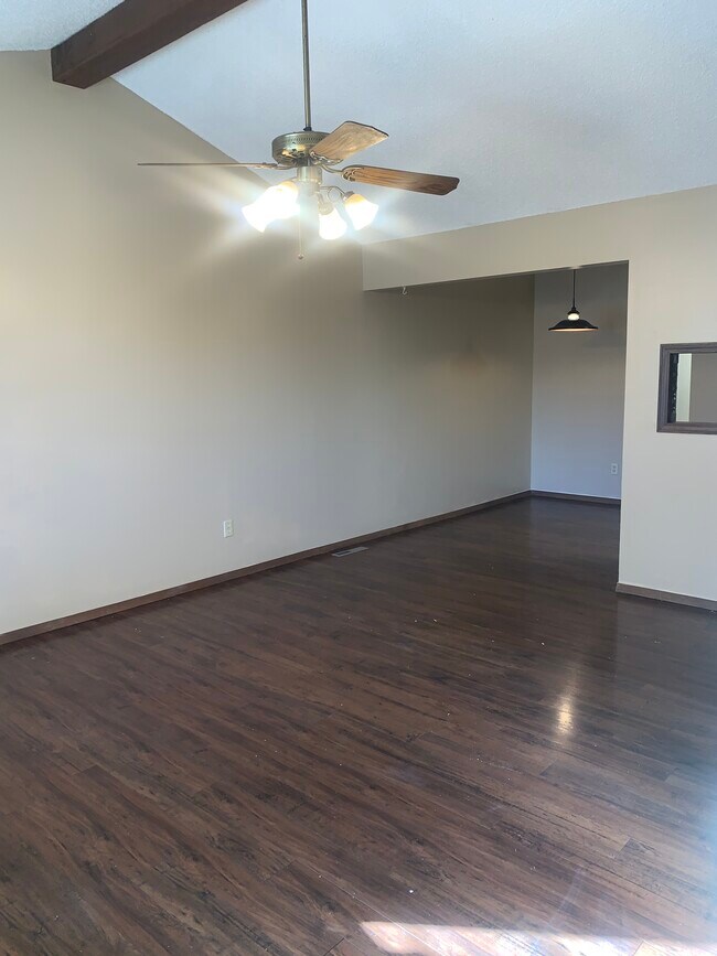 Vaulted ceilings - 4358 S Weller Ave