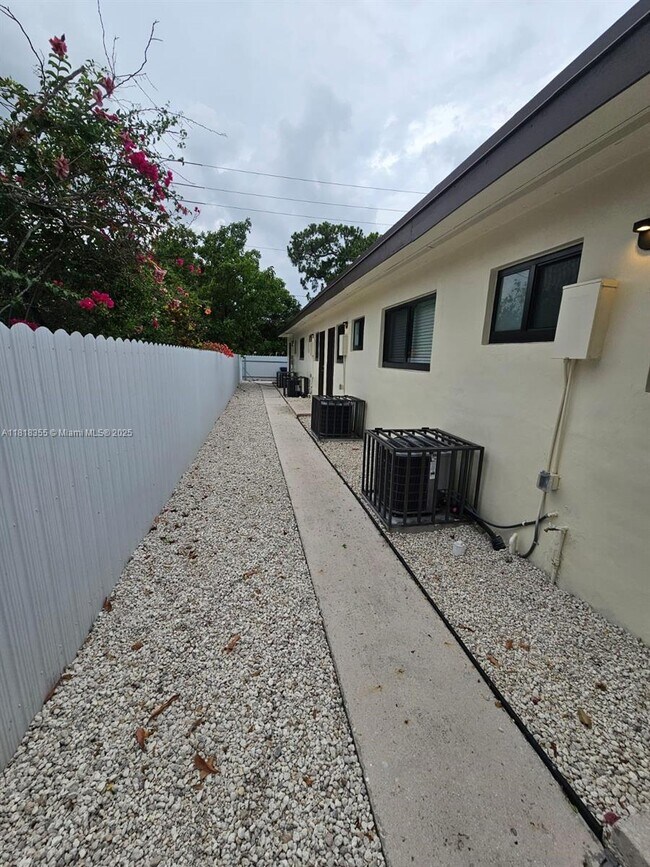 Foto del edificio - 1020 Opa-locka Blvd