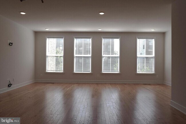 Building Photo - 23079 Sullivans Cove Sq