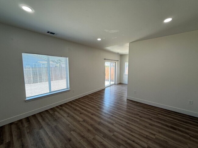 Foto del edificio - Beautiful Like-New 3 Bedroom 1 Bathroom AD...
