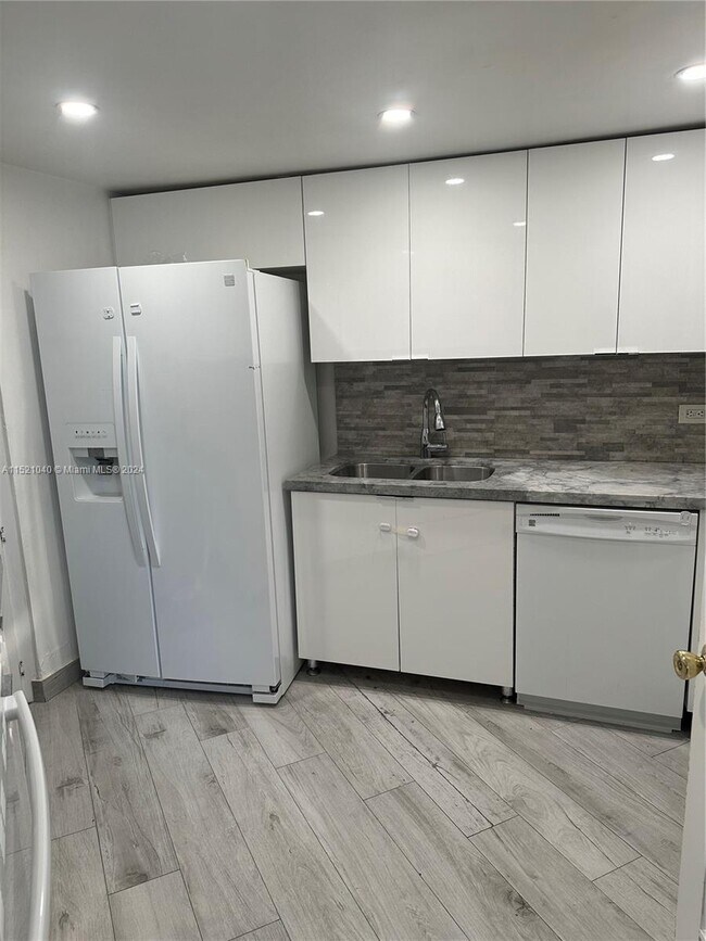 Building Photo - 801 Brickell Bay Dr