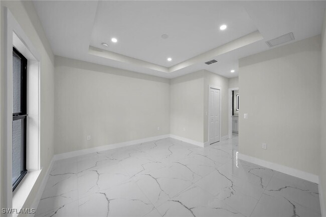 Building Photo - 824 Calumet St E