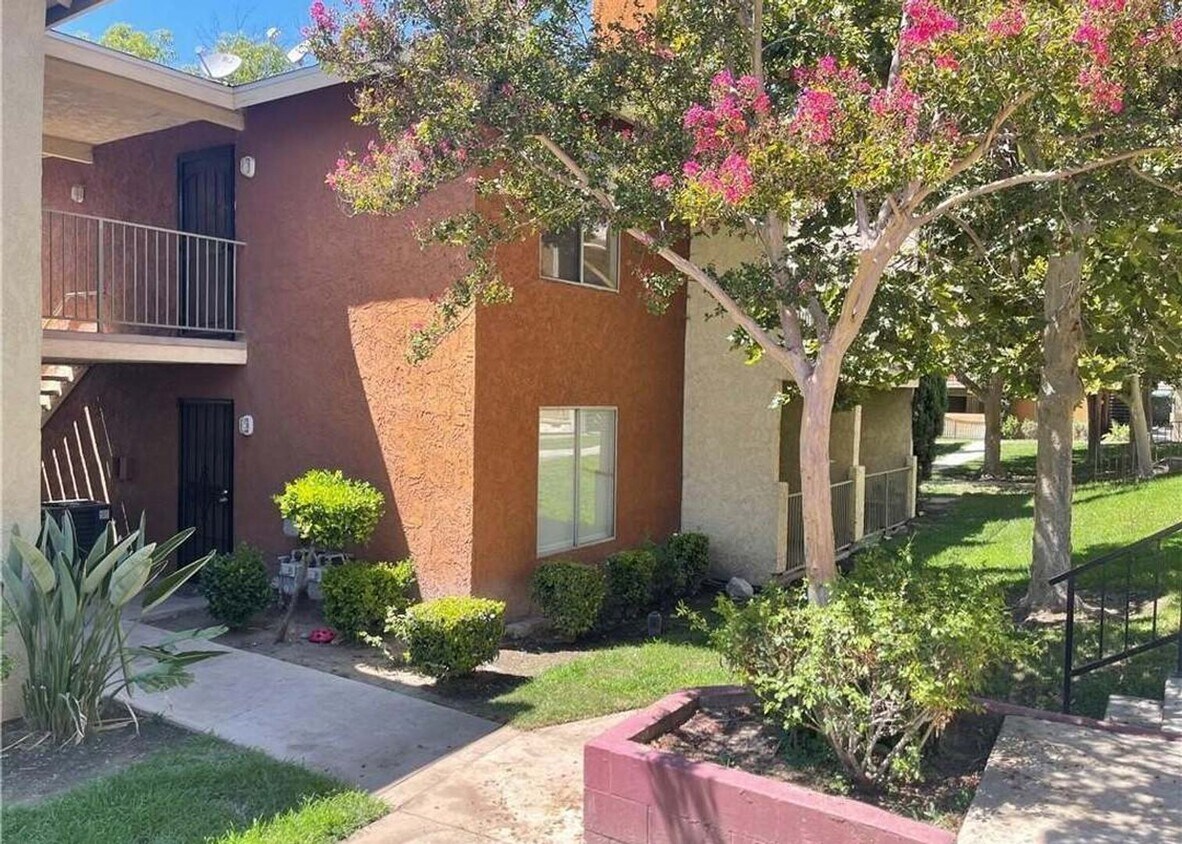 Foto principal - *Move-In Special* Spacious 2 Bed / 2 Bath Condo in San Bernardino – Upgraded & Move-In Ready!