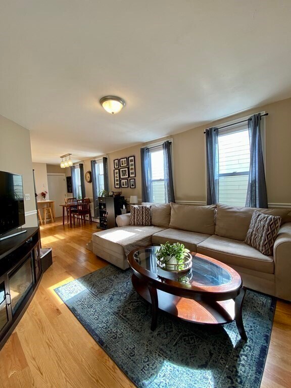 Foto del edificio - 421 E 3rd St