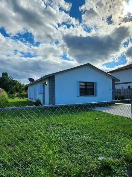 Building Photo - 1565 W 36th St