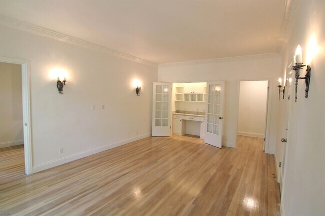 Building Photo - 443 N Sycamore Ave
