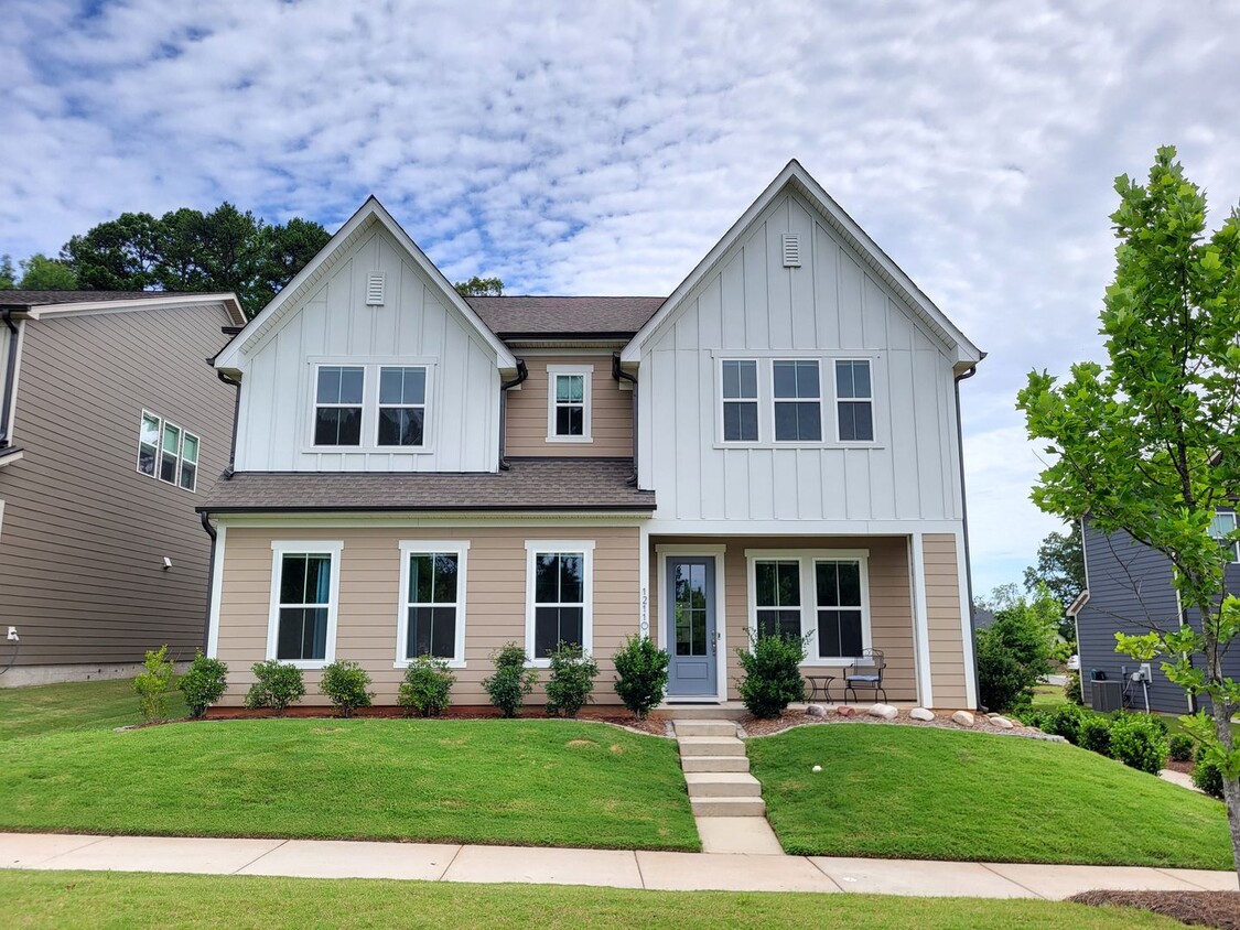 Foto principal - Spacious 3 bedroom in Mayes Hall Community