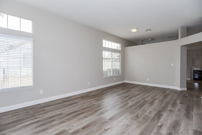 Building Photo - 806 Zinnia Cir