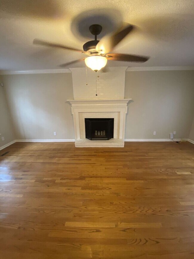 Foto del edificio - Charming 3 Bed Colonial in Woodcroft!