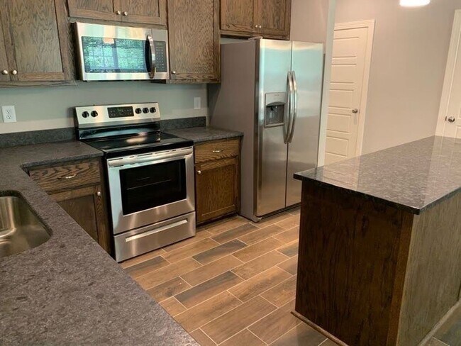 Foto del edificio - Convenient 3BR/2BA Townhome with Garage & Lawn Care Included