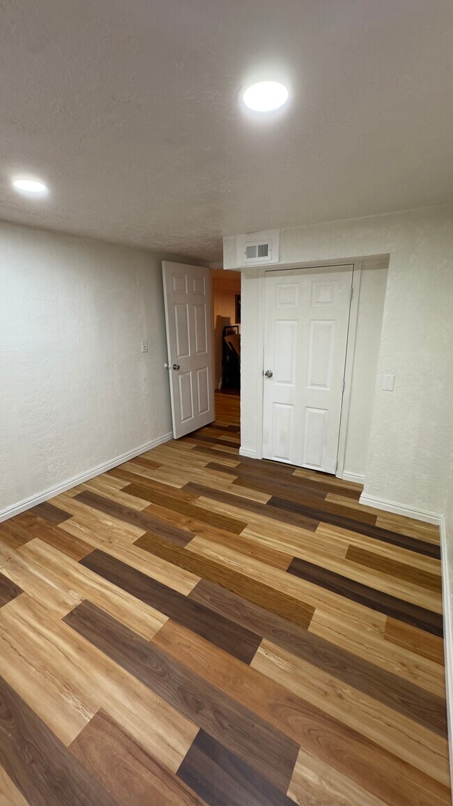 Foto del edificio - 726 Logan Ave S