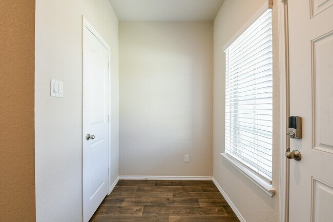 Foto del edificio - 16744 Lonely Pines Dr