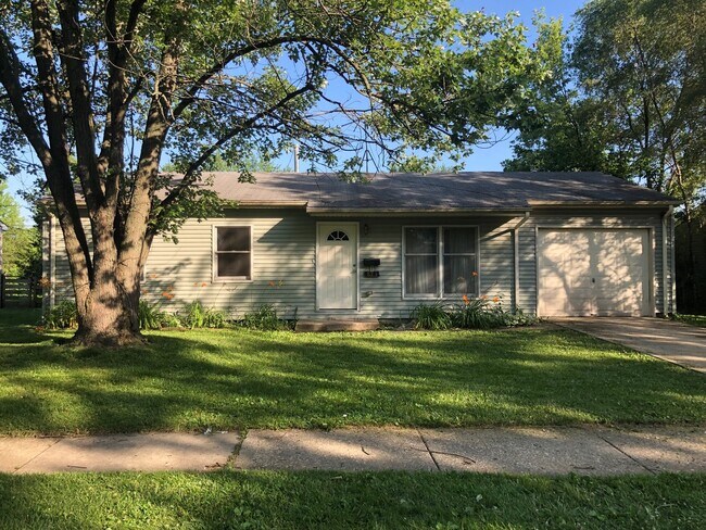 Building Photo - 823 Hillside Dr