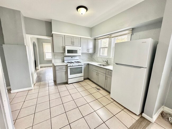 Building Photo - 308 W Almond St