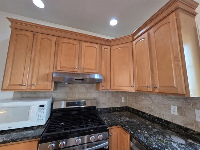 Building Photo - 70 River St