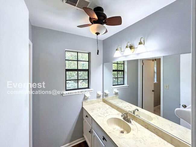 Foto del edificio - 1384 Belmont Ln
