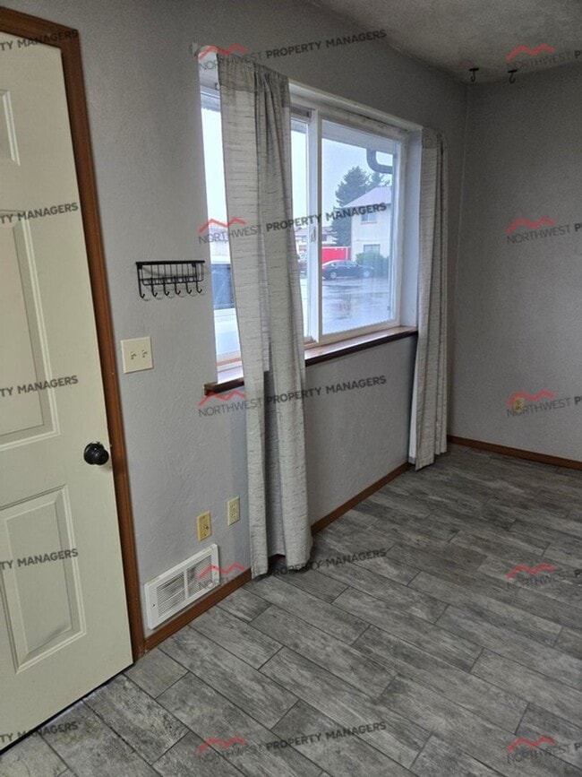 Building Photo - R325C