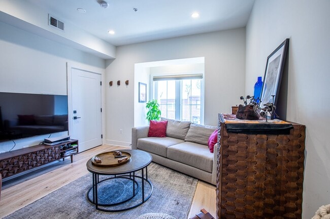 Building Photo - Lovely 1 BR & 1 Den/2 BA Condo in Trinidad!