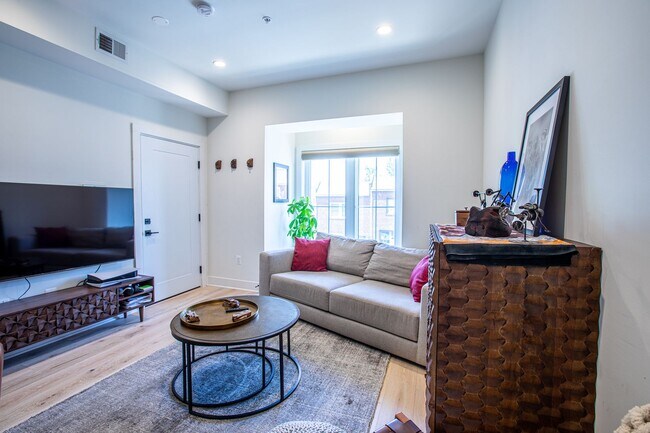 Foto del edificio - Lovely 1 BR & 1 Den/2 BA Condo in Trinidad!