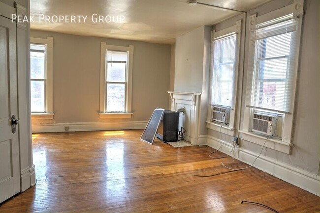 Foto del edificio - 250 1/2 W. 5th Avenue Front-