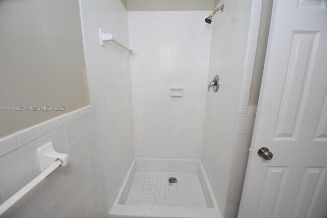 Foto del edificio - 330 NW 196th St