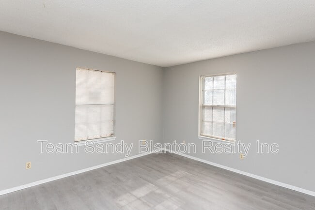 Building Photo - 5405 E Shore Dr