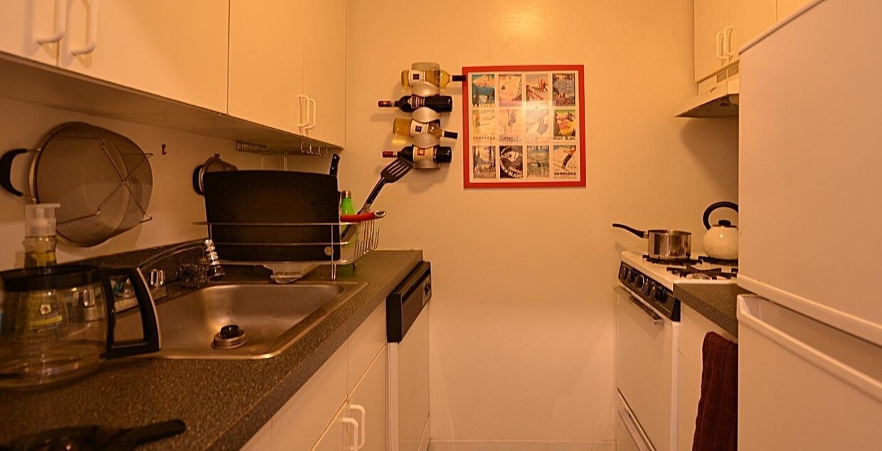 Primary Photo - 334 W 47th St