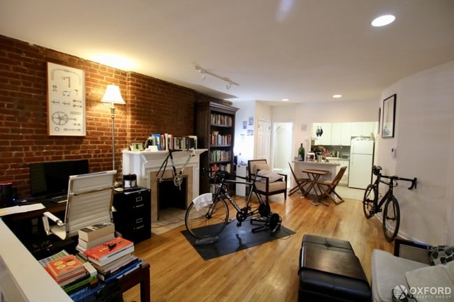 Building Photo - 130 W 75th St