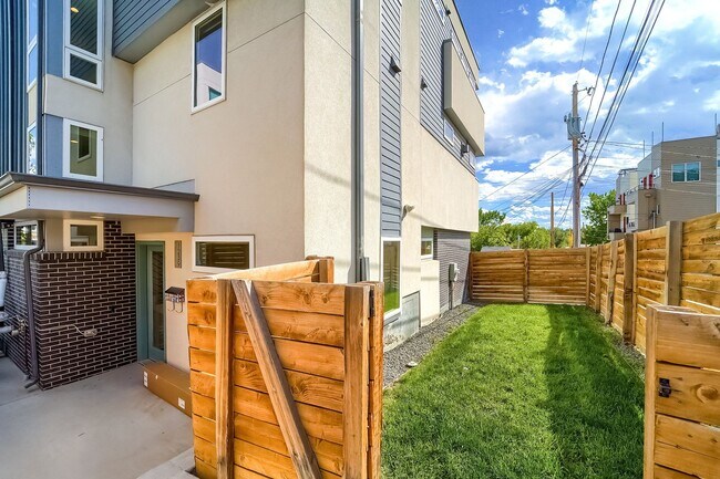 Foto del edificio - Beautiful and bright 3-bed/2.5-bath *end-u...