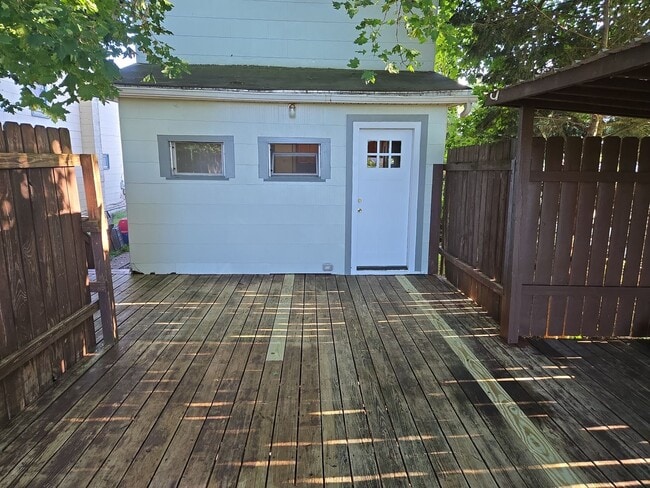 Building Photo - Nicely updated and spacious 3 bedroom hous...
