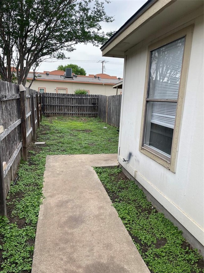 Foto del edificio - 106 E Austin Ave