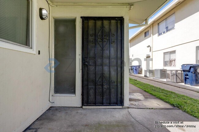 Foto del edificio - 7384 Franklin Blvd