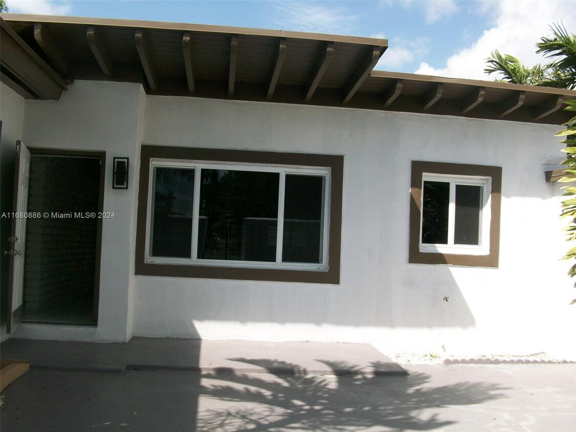 Foto principal - 10330 NW 2nd Ave