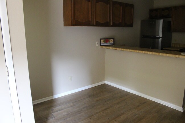 Building Photo - 1020 W McNeese St