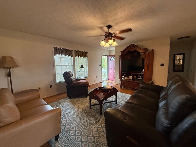 Foto del edificio - 3 Bedroom 2 Bathroom Fully Furnished Home in Greeneville, TN