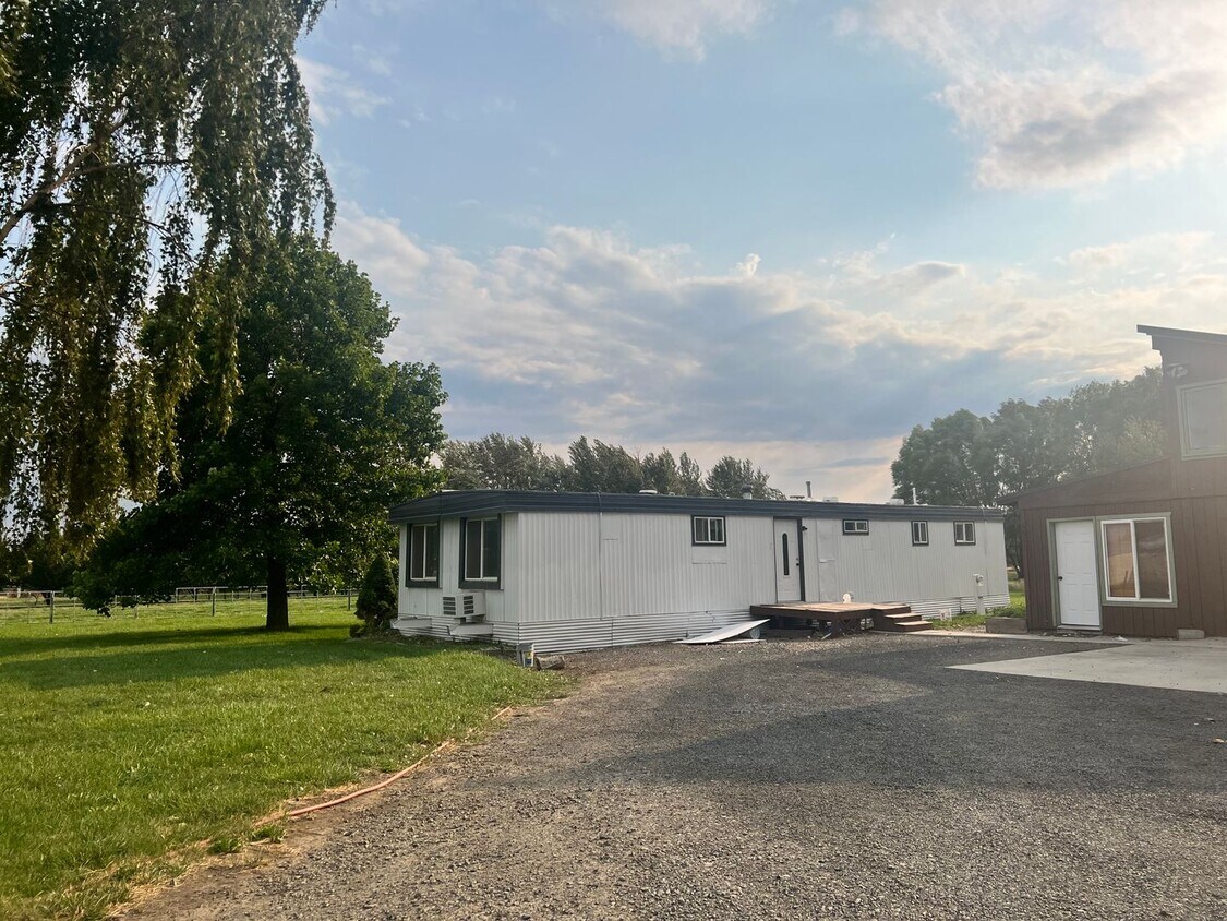 Primary Photo - 2 Bedroom 1.5 Bathroom Home On Over 3 Irri...