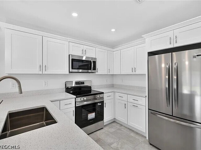 Building Photo - 4688 Golfview Blvd