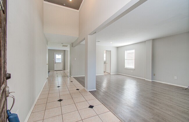 Building Photo - 16126 Coleburn Dr