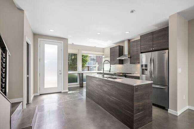 Building Photo - Fresh and Modern View Townhome in Coveted ...