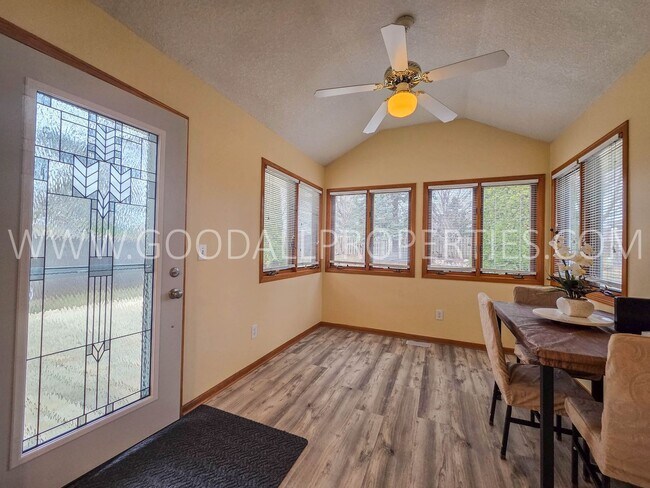 Foto del edificio - Comfortable Living with Ample Storage & 3-Car Garage Home in West Des Moines
