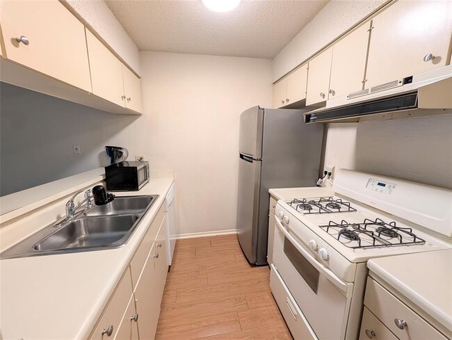 Foto del edificio - 7801 Shoal Creek Blvd