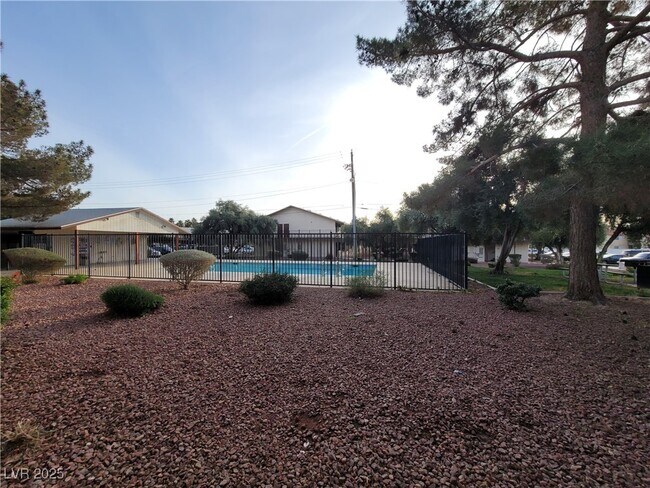 Foto del edificio - 4955 Jeffreys St