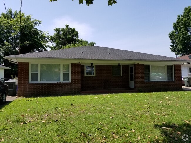 Building Photo - 305 Woodview Ave